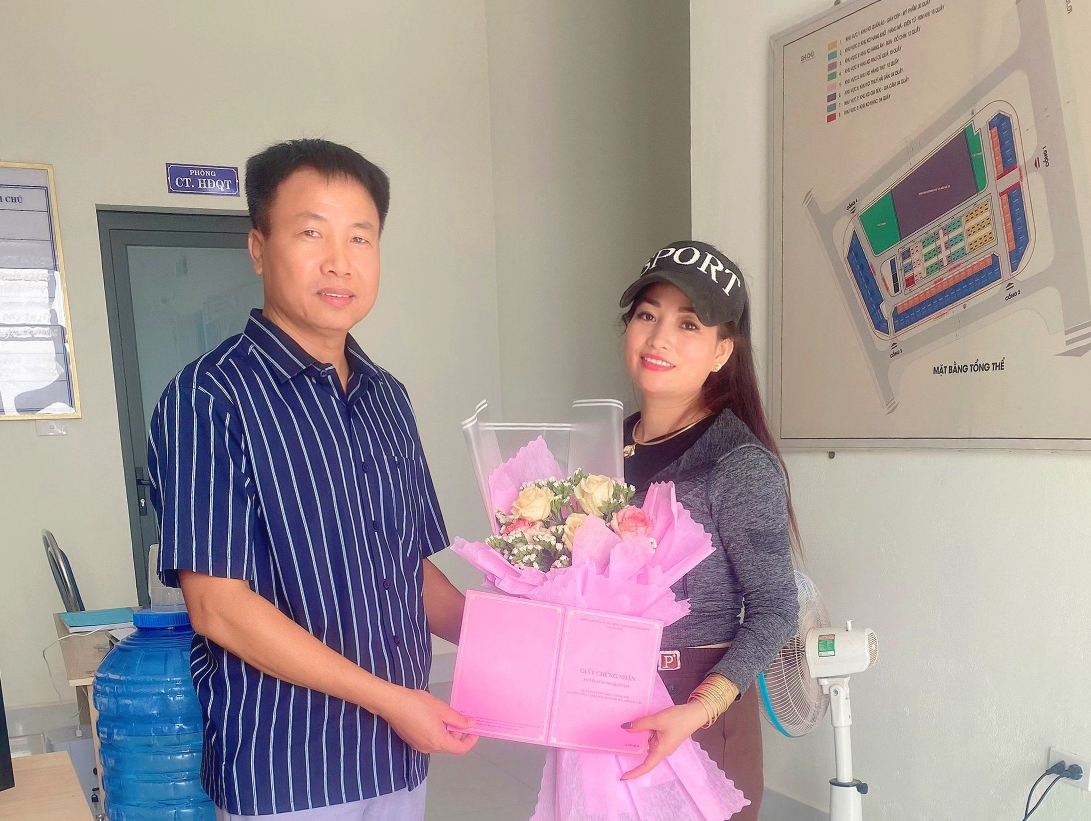 Xin chúc mừng những tiểu thương đầu tiên tại chợ Earok nhận GCNQSD Ki ốt và quầy sạp!