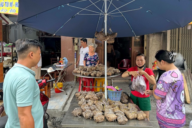 TP Hồ Chí Minh: Nhộn nhịp chợ bánh ú bá trạng, bánh tro dịp Tết Đoan Ngọ