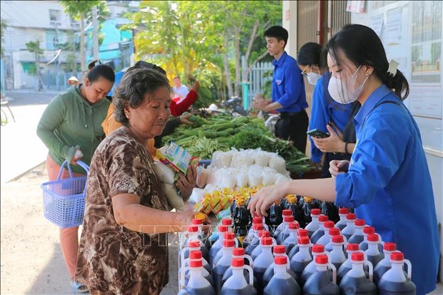 Ấm áp tình người ở ‘phiên chợ 2.000 đồng’