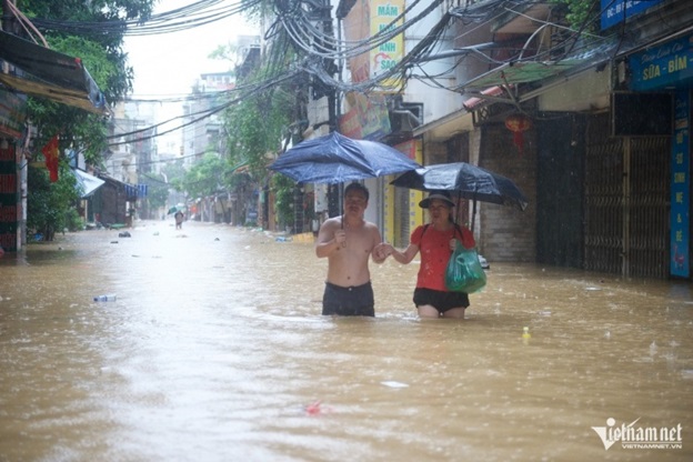 Lũ sông Hồng trên báo động 2, người dân ngoài đê hối hả chạy lụt